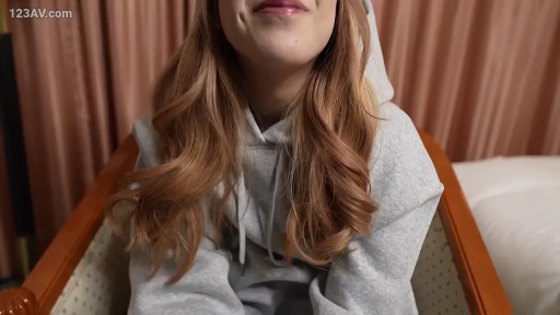 室内 · 座り姿勢 · 微笑 · カメラに向かって · 椅子 · 灰色连帽卫衣 · 长卷发 · 下半脸