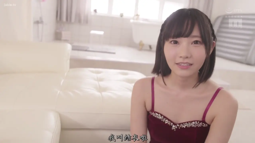 坐姿 · 甜美 · 字幕 · 微笑 · 客厅 · 白色沙发 · 胸部以上 · 红色礼服