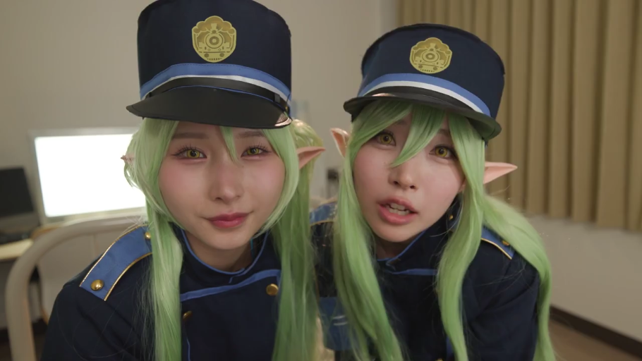 室內 · 俯身 · 微笑 · 面部特寫 · 凝视 · 乘务员制服