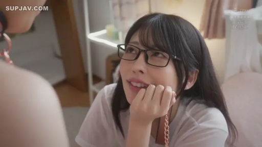 室内 · 顔 · 微笑 · 跪き姿勢 · 调教 · 项圈 · 白いTシャツ · 仰望