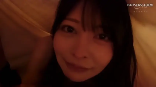 全裸 · 微笑 · 仰卧 · 昏暗光线 · 面部特写 · 对视 · 被褥 · 被窝