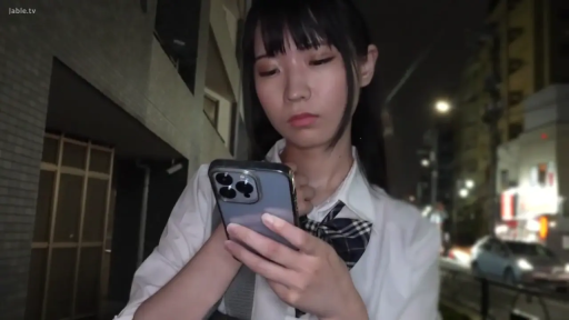 站立 · 上半身特写 · 格子领结 · 夜晚街头 · 智能手机 · 冷漠 · 街拍风格 · 低头看手机