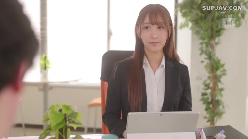 坐姿 · 职业西装 · 办公室 · 微笑 · 笔记本电脑 · 注视 · 上半身 · OL