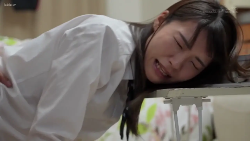 室内 · 顔部のクローズアップ · 白衬衫 · 课桌 · 长发 · 趴在桌上 · 痛苦表情 · 受動的行動