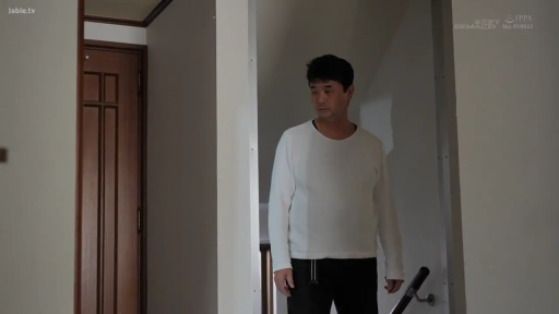 严肃 · 站立 · 走廊 · 凝视 · 白色长袖 · 中年男性