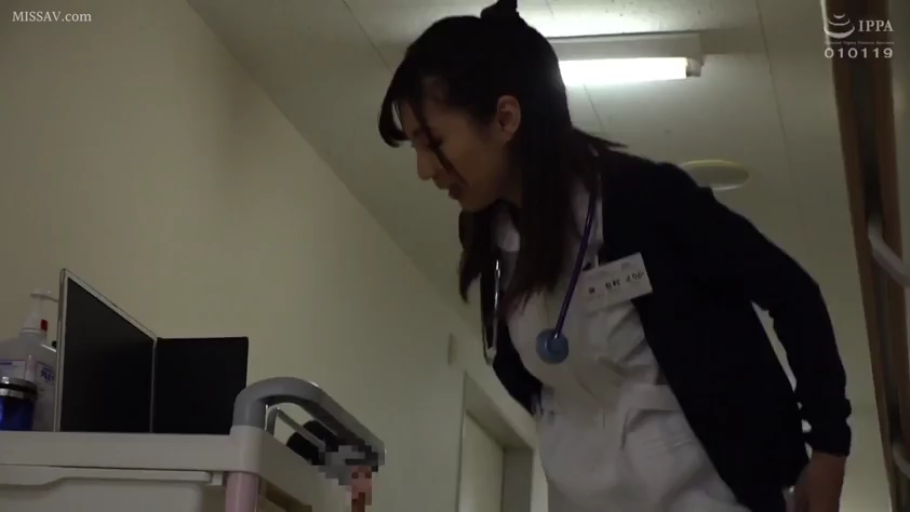 醫院 · 护士服 · 中景 · 彎腰 · 自然 · 聽診器 · 工作