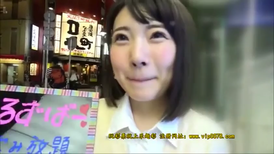 站立 · 头部特写 · 街头采访 · 嘟嘴 · 夜晚街道 · 手写板 · 白衬衫配黄色开衫 · 手持牌子