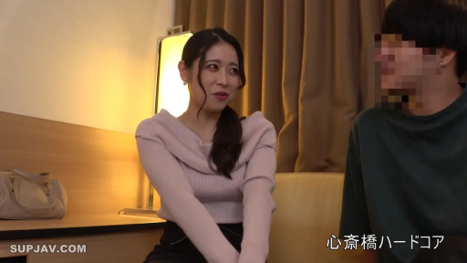 坐姿 · 交谈 · 中景 · 微笑 · 酒店房间 · 手提包 · 男方打码 · 粉色露肩毛衣