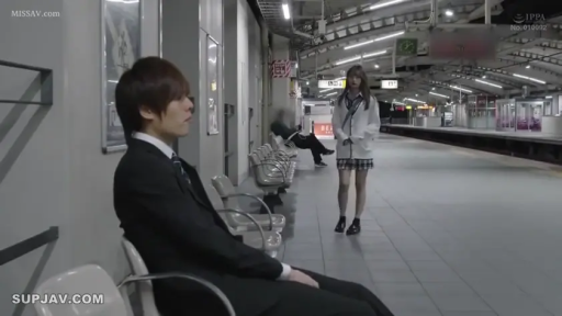 远景 · 无表情 · 等待 · 深夜 · 坐姿与站姿 · 西装与制服 · 候车椅 · 火车站台