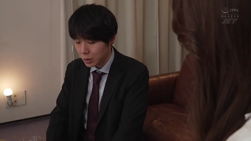 室内 · 坐姿 · 严肃 · 台灯 · 对话 · 近景 · 黑色西装