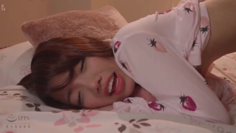 寝室 · 銷魂 · 枕头 · 顔のクローズアップ · うつ伏せ · うめき声 · 日本AV · 草莓印花睡衣