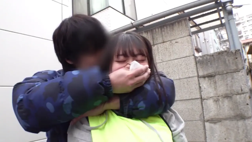 半身特写 · 痴汉题材 · 户外街道 · 荧光马甲 · 从背后抱住 · 闭眼挣扎 · 手帕捂嘴 · 白色手帕