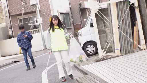 站立 · 屋外 · 局所 · 白色长裤 · 道具 · 金属棒 · 握持