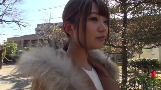 站立 · 面部特写 · 户外 · 毛领大衣