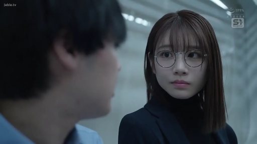 室内 · 眼镜 · 职业装 · 特写 · 对视 · 冷静 · 侧对