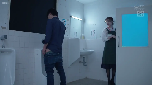 冷淡 · 站立 · 绿色围裙 · 中景 · 洗手间 · 小便斗 · 日本AV · 准备小便