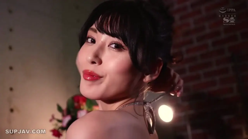 室内摄影棚 · 亚洲女性 · 侧身回眸 · 背景花卉 · 挂脖亮片裙 · 脸部及肩部 · 手持肩带 · 魅惑微笑