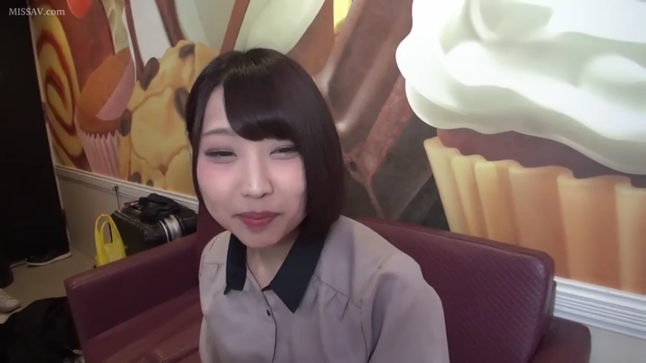 室内 · 座り姿勢 · 顔 · 恥ずかしがり屋 · シャツ · チャット · ショートヘア