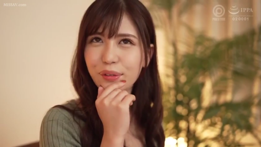 室内 · 座り姿勢 · 面部 · 瞑想 · 盆栽 · 微笑 · ニットセーター · 柔焦