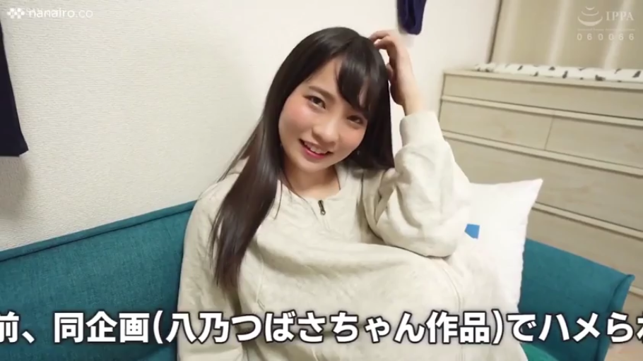 室内 · 坐姿 · 巨乳 · 沙发 · 微笑 · 上半身 · 整理头发 · 宽松卫衣