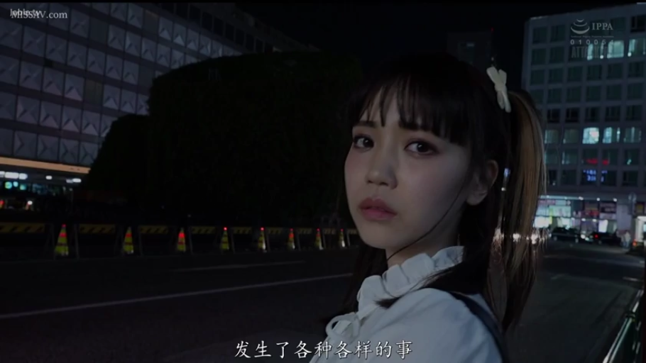 脸部特写 · 回眸 · 夜晚街道 · 白色荷叶边衬衫