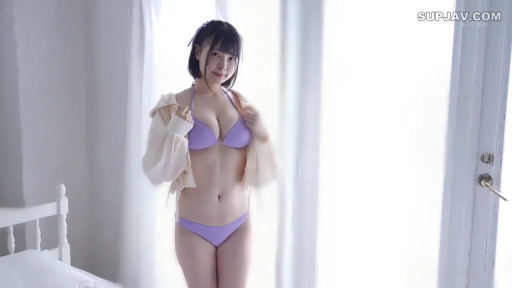 卧室 · 微笑 · 上半身特写 · 浅色薄外套