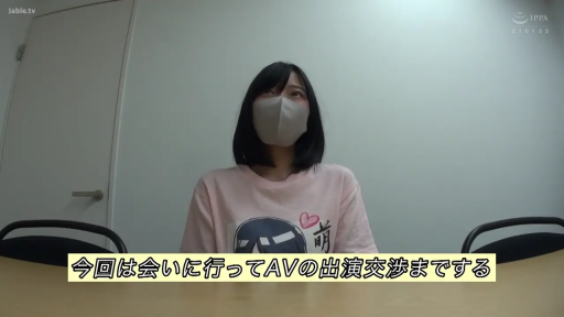 坐姿 · 办公室 · 字幕 · 羞涩 · 笔记本电脑 · 粉色T恤 · 上半身 · 捂脸