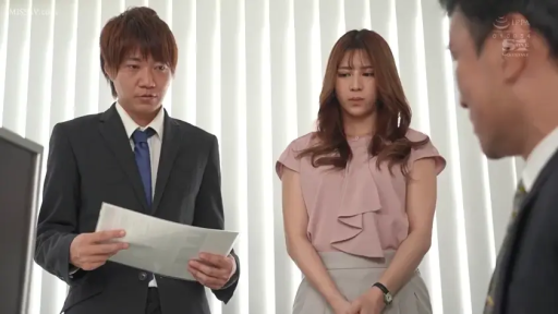 严肃 · 办公室 · 站立 · 西装 · 文件 · 职场剧情 · 讨论