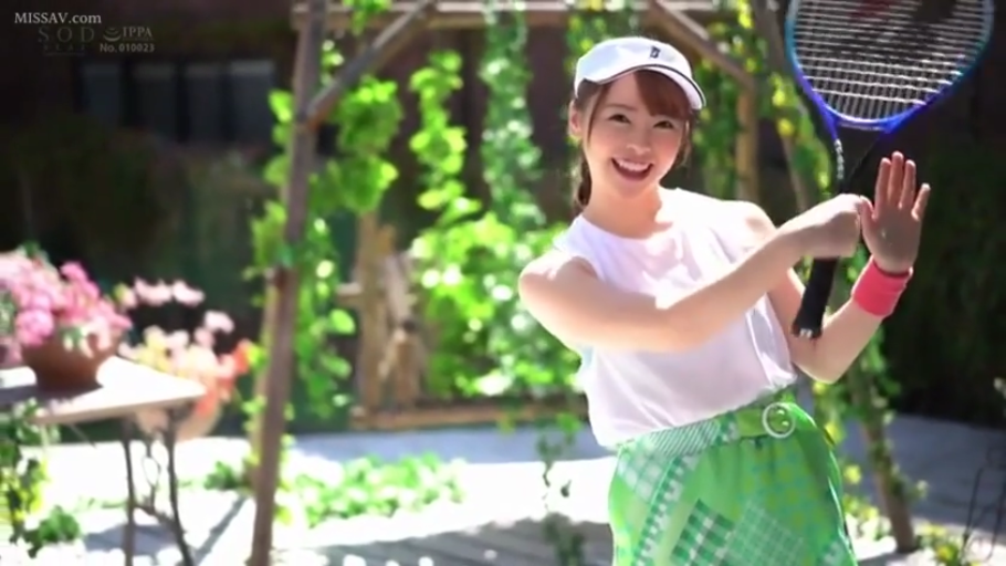 微笑 · 半身 · 户外花园 · 网球拍 · 阳光 · 运动装 · 打网球 · 持拍姿势