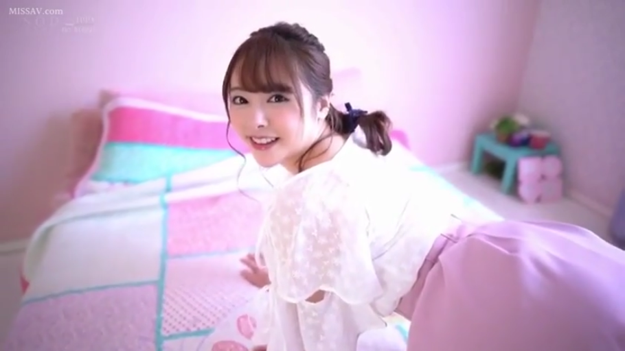 全身 · 卧室 · 微笑 · 彩色床铺 · 回头 · 日系 · 蕾丝上衣 · 展示姿势