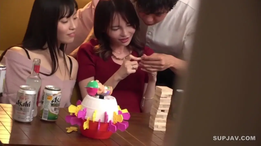 坐姿 · 中景 · 玩桌游 · 啤酒 · 室内酒吧 · 时尚便装 · 轻松愉快 · 多人社交