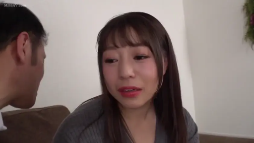 坐姿 · 面部特写 · 长发 · 惊讶 · 灰色针织衫 · 室内客厅 · 棕色沙发 · 侧头观望