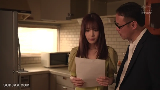 Stand · Kitchen · 连衣裙 · Mature woman · 惊讶 · 看信 · 纸