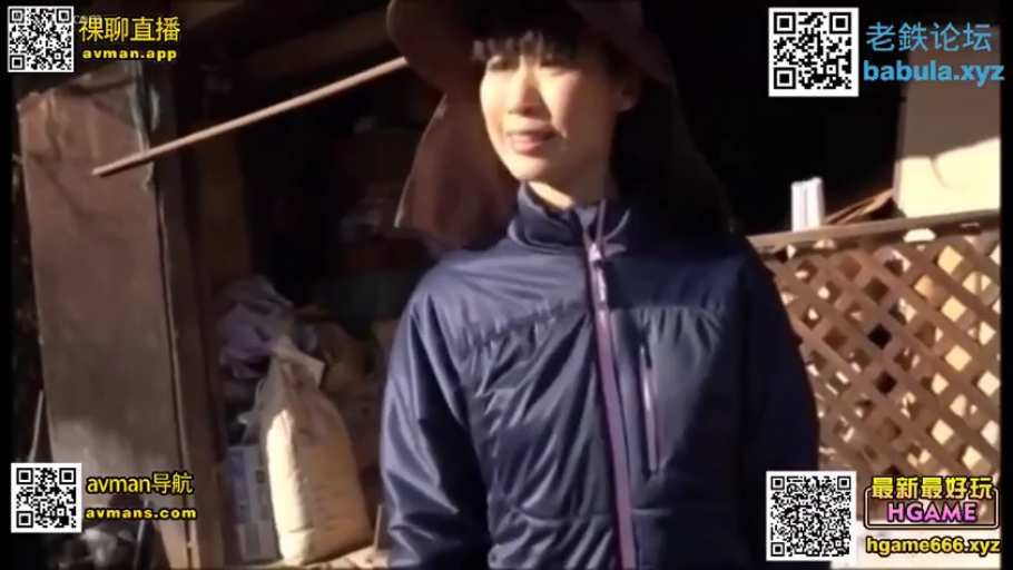 站立 · 微笑 · 半身 · 谈话 · 屋外 · アジア人女性 · 夹克