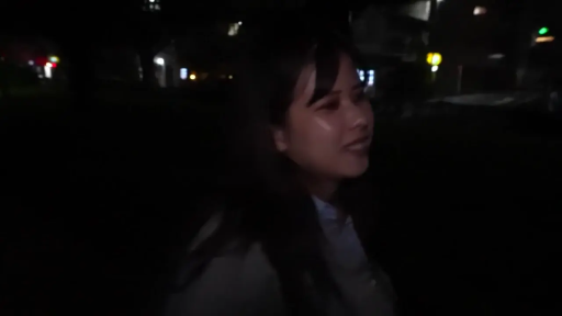 脸部特写 · 站立 · 自然 · 衬衫 · 户外 · 夜晚 · 漫步 · 路灯