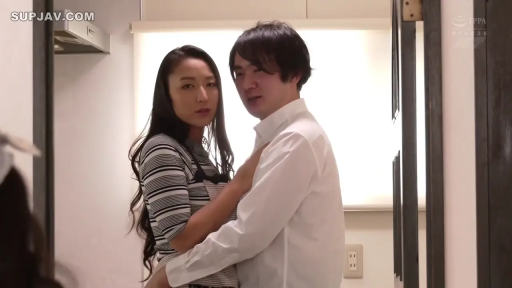 教室 · 角色扮演 · 全景 · 笑容 · 对面站立 · 学生校服 · 课桌椅 · 身体接触