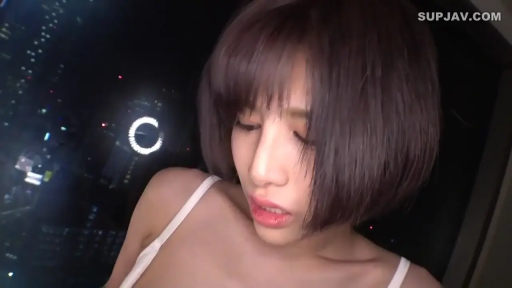 低頭 · 面部特寫 · 白色吊帶 · 室内窗前