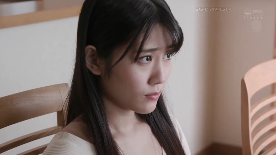 室内 · 坐姿 · 忧郁 · 脸部特写 · 白色上衣 · 凝视 · 椅子 · 黑发