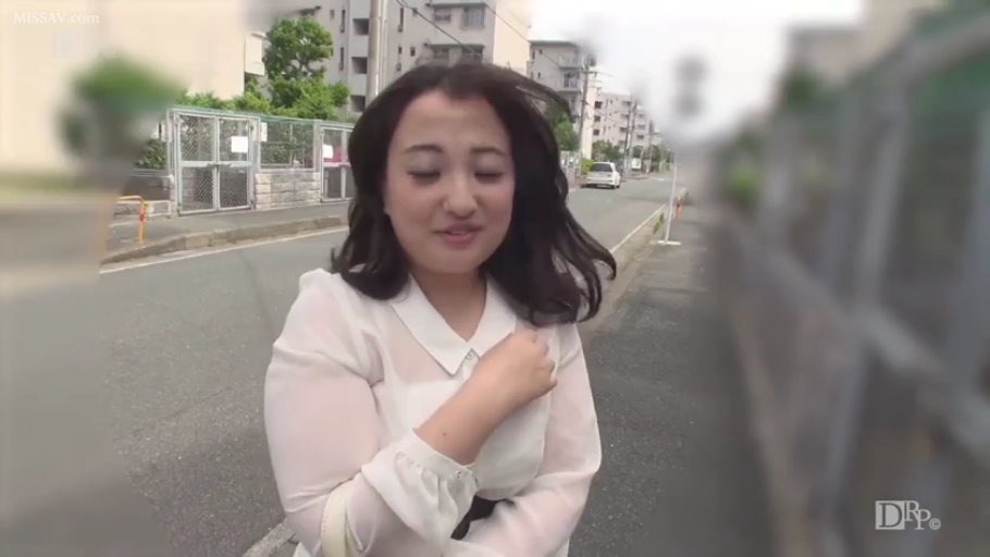 站立 · 半身 · 挎包 · 户外街道 · 羞涩微笑 · 步行 · 街拍风格 · 白色雪纺衫