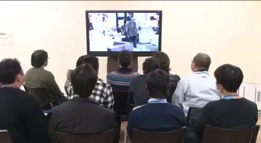 休闲服 · 坐姿 · 远景 · 多人 · 电视 · 会议室 · 观看监控