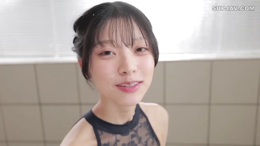 Close-up of the face · Bathroom · Smile · 颜射 · Sleeveless top · 正面 · 脸部残留