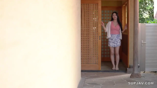 全身 · 站立 · 等待 · 微笑 · 碎花短裙 · 户外光线 · 木质拉门 · 日式建筑门口