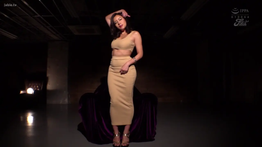 Whole body · Stand · staged photo · 影棚 · 性感 · Cold and glamorous · 露脐套装 · 天鹅绒椅