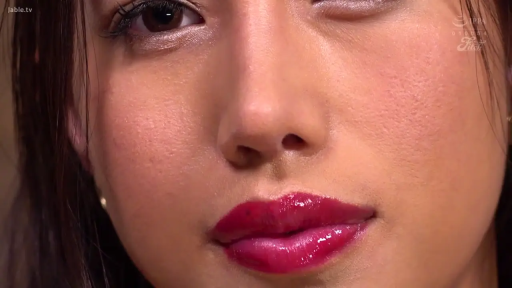 室内 · 脸部特写 · 迷离 · 注视 · 正面 · 红唇