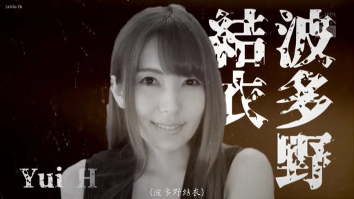 室内 · 脸部 · 微笑 · 注视 · 黑色无袖衫 · 黑白