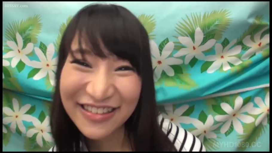 Indoor · Close-up of the face · Eye contact · 长发 · 正面 · Striped top · 笑容满面