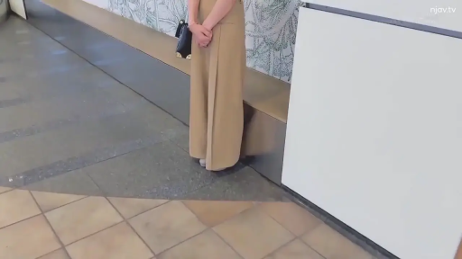 站立 · 全景 · 手提包 · 走廊 · 等候 · 卡其色长裙