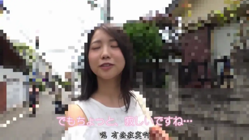 面部 · 站立 · 字幕 · 闭眼 · 街道 · 访谈 · 白色无袖上衣