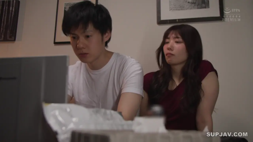 室内 · 坐姿 · 电脑 · 休闲装 · 办公 · 平淡 · 日常