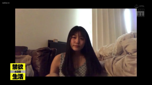 坐姿 · 面部 · 卧室 · 平静 · 床 · 注视镜头 · 素人 · 碎花吊带